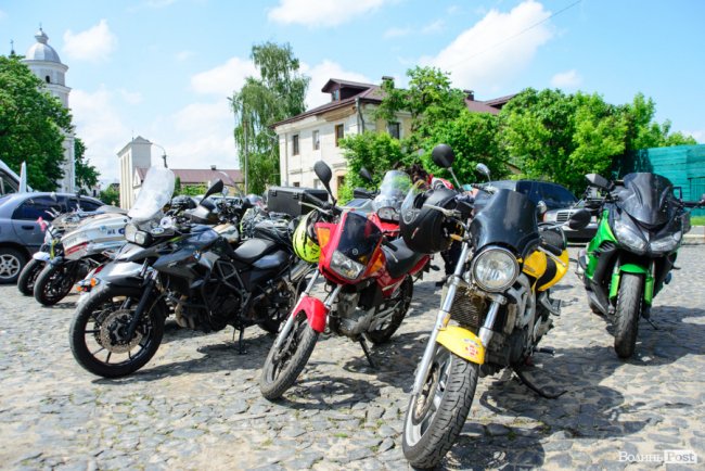 Леді на мотоциклах: у Луцьк приїхали байкерки з декількох країн. ФОТО
