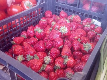 Від і до: скільки коштує перша полуниця на ринку Луцька. ФОТО