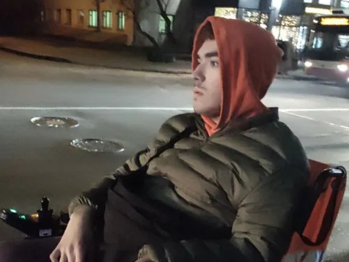 У Луцьку водій автобуса не допоміг та покинув на холоді чоловіка на колісному кріслі