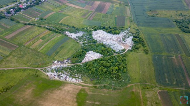 На Горохівщині громади не можуть домовитись про полігон і викидають сміття в поле. ФОТО. ВІДЕО