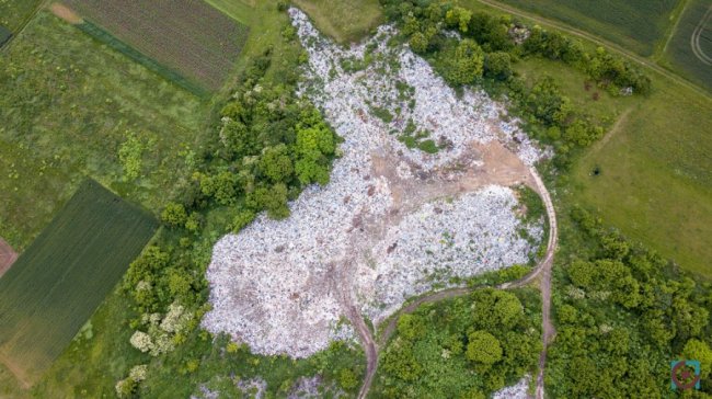 На Горохівщині громади не можуть домовитись про полігон і викидають сміття в поле. ФОТО. ВІДЕО