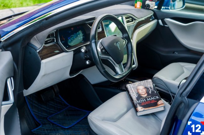 У Луцьку відкривають сервіс з продажу електрокарів «Любе Авто». Тест-драйв Tesla*