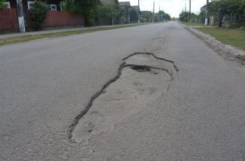 У місті на Волині на відремонтованій дорозі – величезні ями