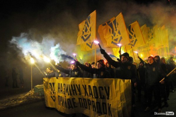 Фаєри, смолоскипи, гасла: Луцьком пройшла хода. ФОТО