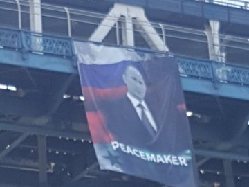 В США поліція розшукує осіб, які вивісили банер з потретом Путіна