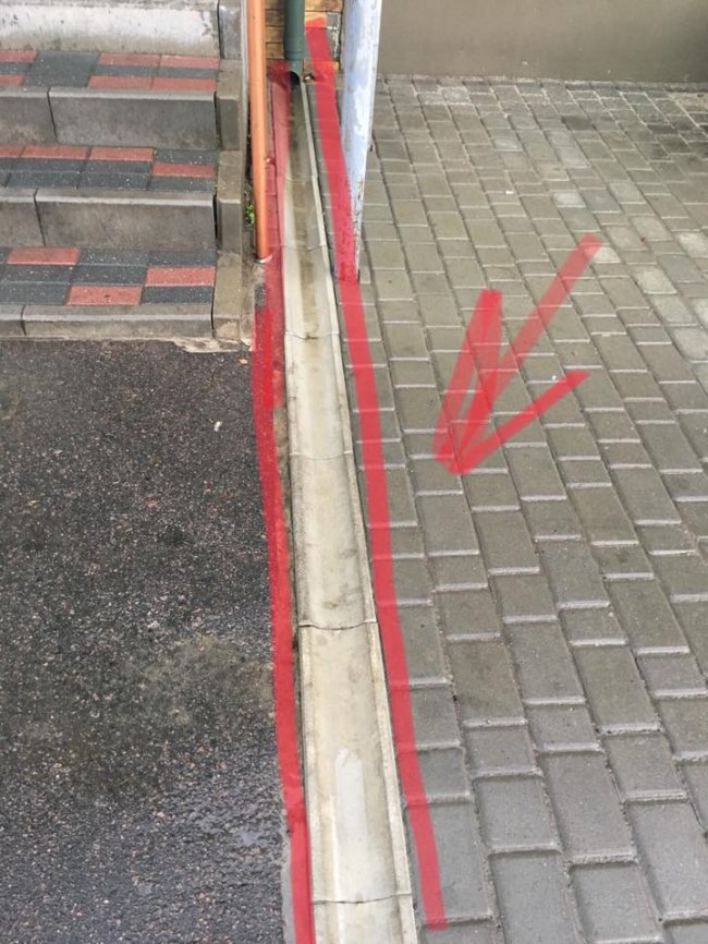 У місті на Волині «забули» про водовідведення під час ремонту тротуару. ФОТО