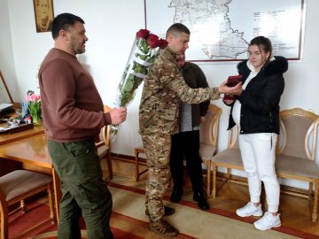 Доньці загиблого військового на Волині вручили його посмертну нагороду. ФОТО