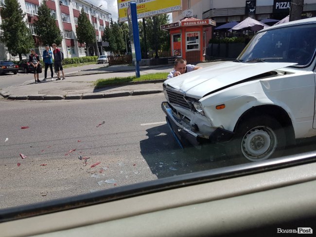 У Луцьку зіткнулися Mercedes і поліцейська автівка. ФОТО