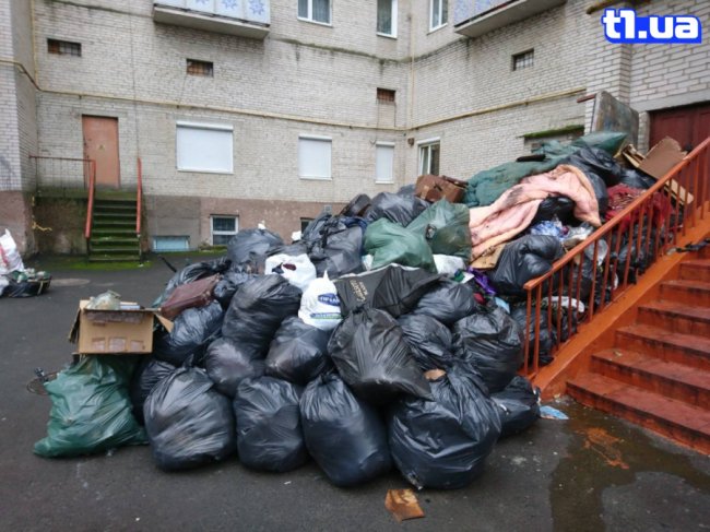 У Луцьку люди самотужки вигребли гори мотлоху зі згорілої квартири. ФОТО