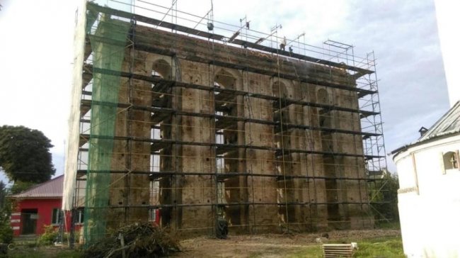 Польські майстри реставрують унікальну 16-метрову дзвіницю костелу на Волині