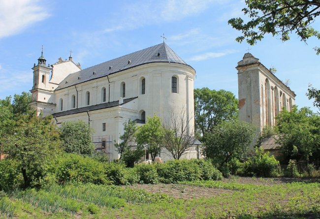 Польські майстри реставрують унікальну 16-метрову дзвіницю костелу на Волині