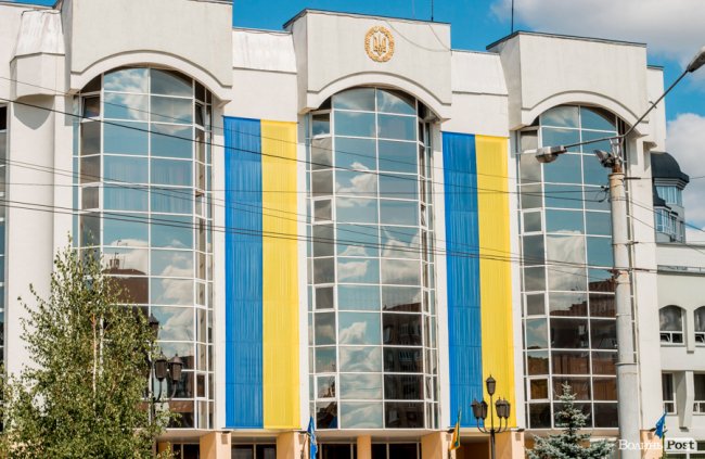 Синьо-жовтий Луцьк: як місто чепуриться до святкувань. ФОТО
