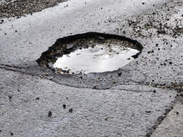 У Луцьку через яму на дорозі авто залишилося без колеса