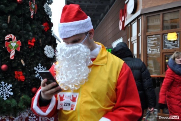 Благодійність і спорт: у Луцьку бігали «Святі Миколаї»