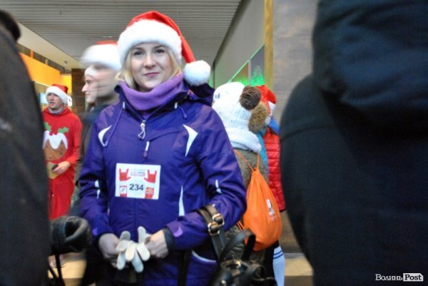 Благодійність і спорт: у Луцьку бігали «Святі Миколаї»