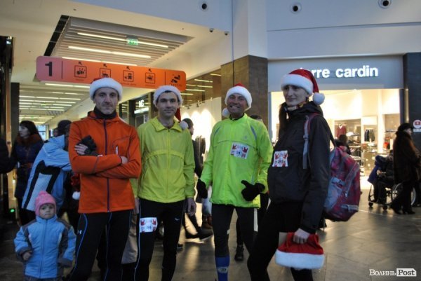 Благодійність і спорт: у Луцьку бігали «Святі Миколаї»