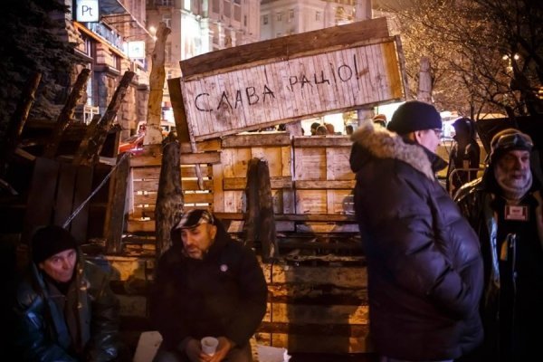 Ніч на Майдані в очікуванні штурму. ФОТО