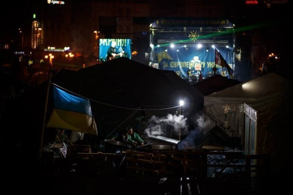 Ніч на Майдані в очікуванні штурму. ФОТО