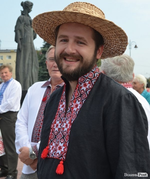 Лучани у вишиванках вибудували ключик від міста. ФОТО