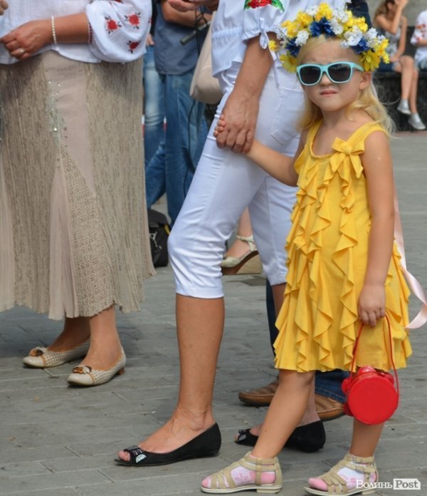 Лучани у вишиванках вибудували ключик від міста. ФОТО