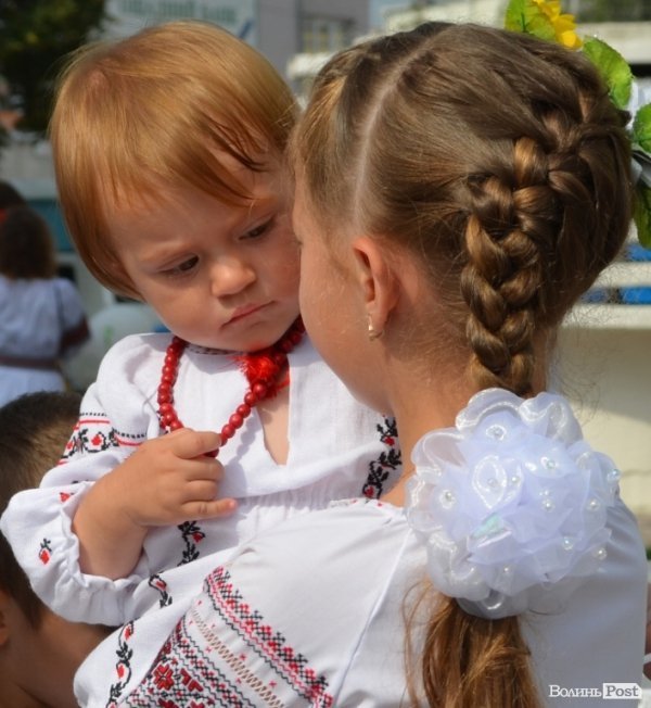 Лучани у вишиванках вибудували ключик від міста. ФОТО