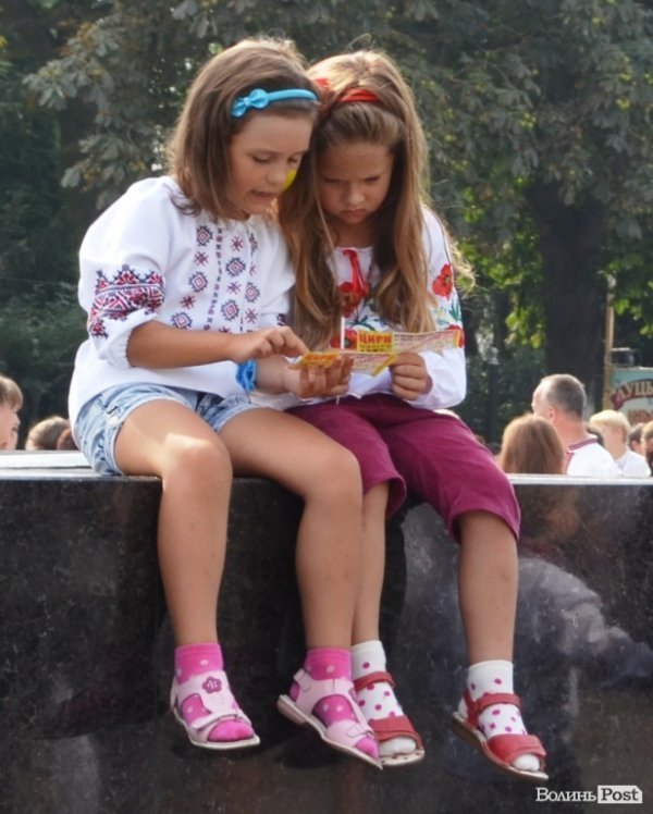 Лучани у вишиванках вибудували ключик від міста. ФОТО