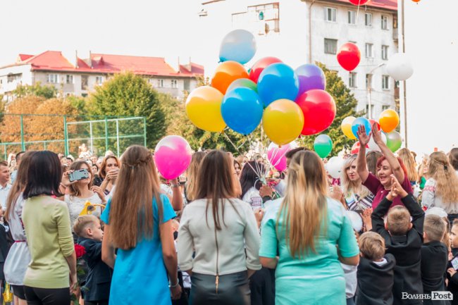 Квіти, вітання та усміхнені першачки: у луцькій школі №9 пролунав перший дзвоник. ФОТО