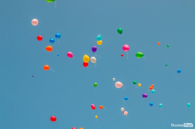 Квіти, вітання та усміхнені першачки: у луцькій школі №9 пролунав перший дзвоник. ФОТО