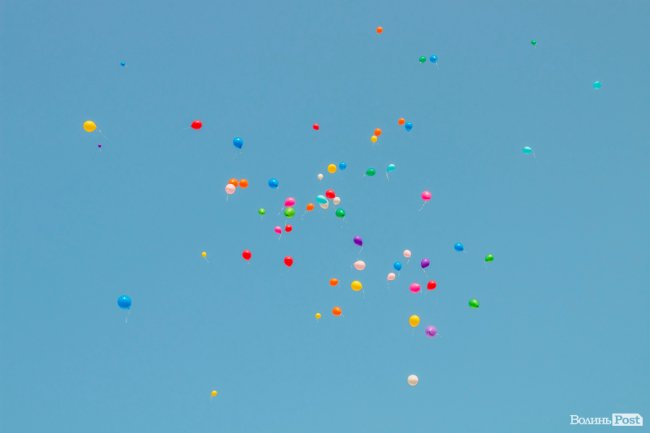 Квіти, вітання та усміхнені першачки: у луцькій школі №9 пролунав перший дзвоник. ФОТО