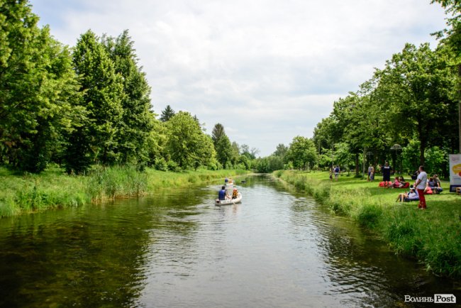 У луцькому парку в День батька влаштували унікальні перегони на човнах. ФОТО