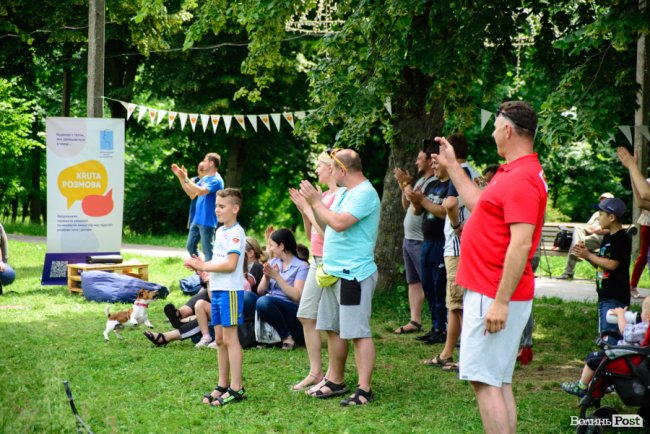 У луцькому парку в День батька влаштували унікальні перегони на човнах. ФОТО