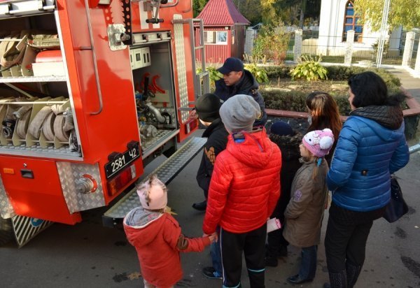 Діти-переселенці на екскурсії в луцьких рятувальників. ФОТО