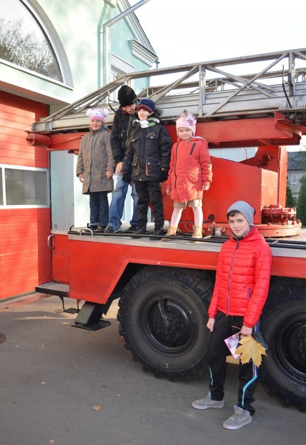 Діти-переселенці на екскурсії в луцьких рятувальників. ФОТО