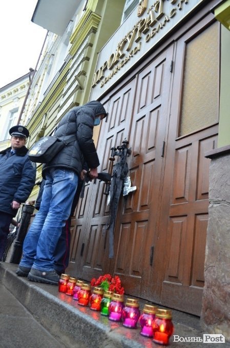 У Луцьку під прокуратуру принесли лампадки, серп і молот. ФОТО