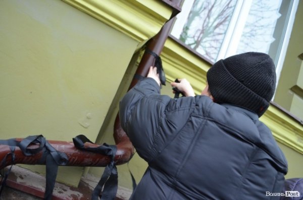 У Луцьку під прокуратуру принесли лампадки, серп і молот. ФОТО