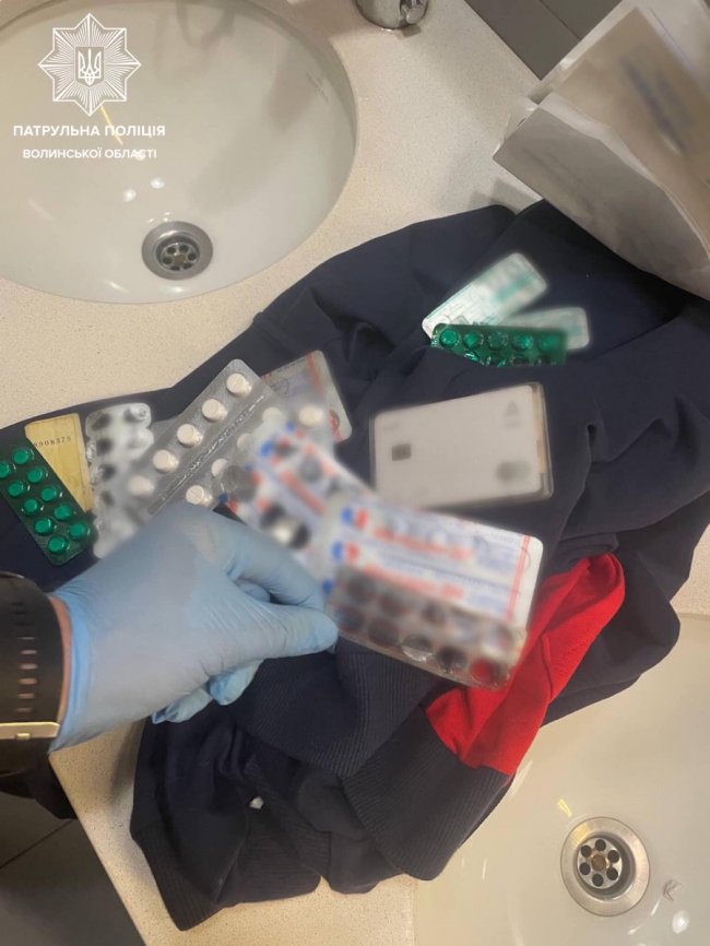 У Луцьку чоловік вживав наркотики в торговому центрі