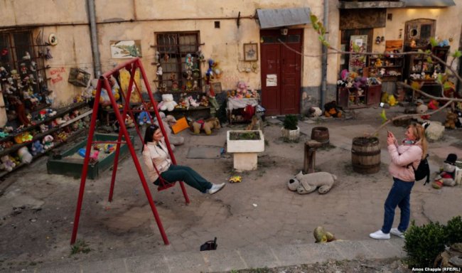 Місце, де живе дитинство: у львівському дворі облаштували «притулок для іграшок». ФОТО