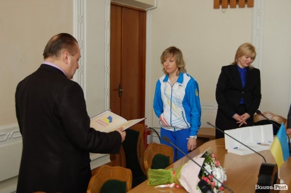 Волинська паралімпійка показала свої медалі губернатору. ФОТО. ВІДЕО