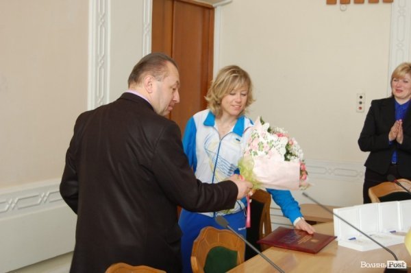 Волинська паралімпійка показала свої медалі губернатору. ФОТО. ВІДЕО