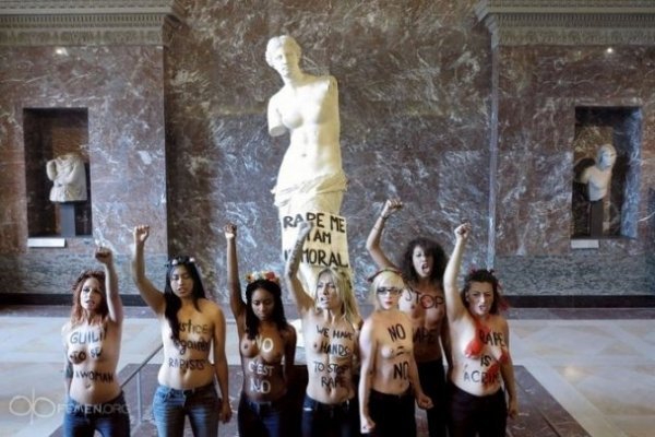 FEMEN посвітили голими грудьми у Луврі. ФОТО