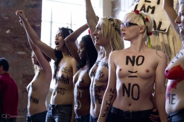 FEMEN посвітили голими грудьми у Луврі. ФОТО