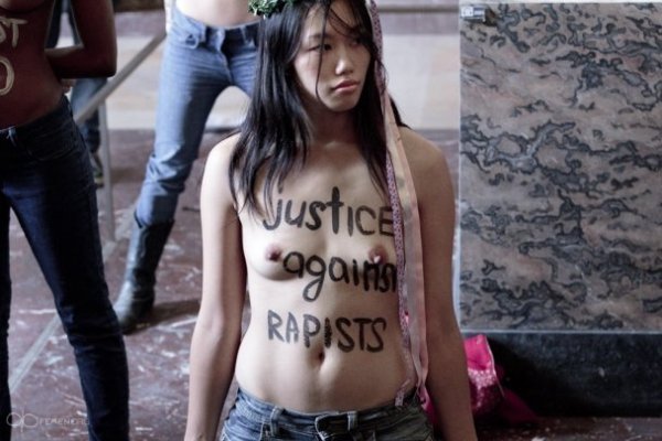 FEMEN посвітили голими грудьми у Луврі. ФОТО