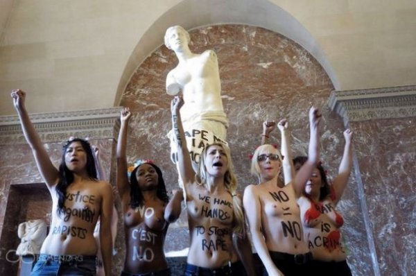 FEMEN посвітили голими грудьми у Луврі. ФОТО