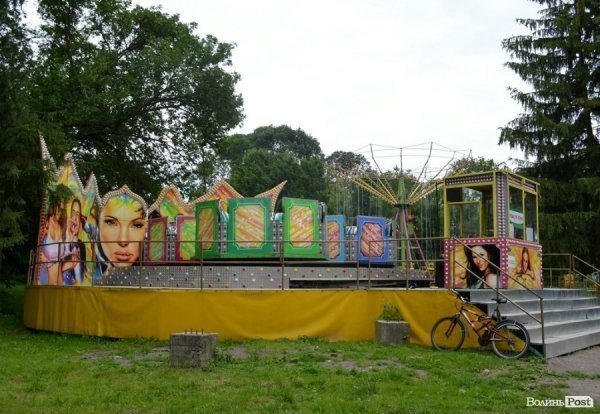 У луцькому парку катаються на атракціонах 1968 року. ФОТО