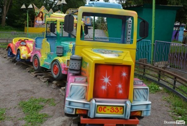 У луцькому парку катаються на атракціонах 1968 року. ФОТО