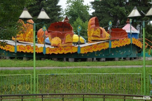 У луцькому парку катаються на атракціонах 1968 року. ФОТО