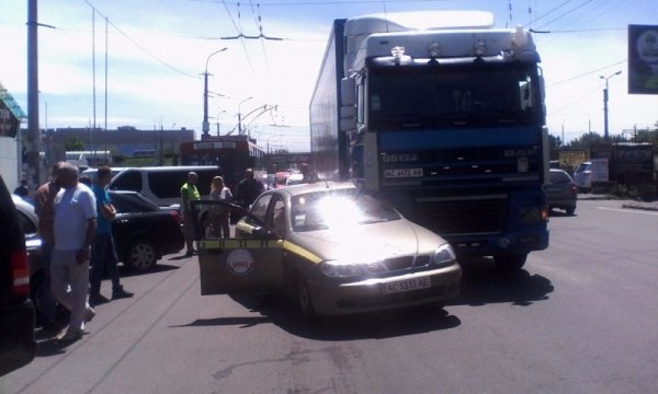У Луцьку затор через зіткнення учбового легковика та фури. ФОТО