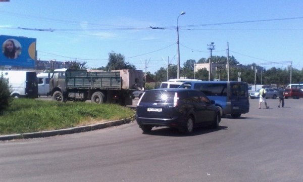 У Луцьку затор через зіткнення учбового легковика та фури. ФОТО