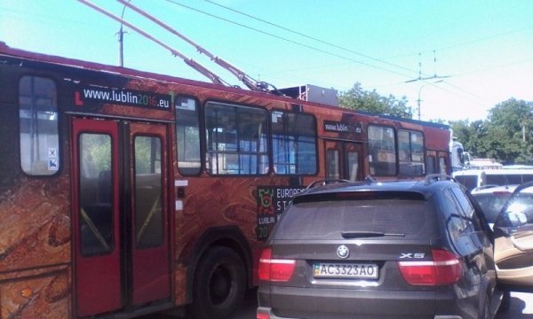 У Луцьку затор через зіткнення учбового легковика та фури. ФОТО