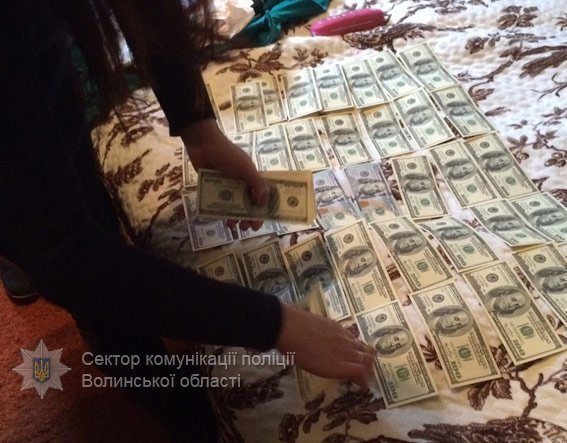 Подробиці затримання на хабарі: вилучили 30 тисяч доларів